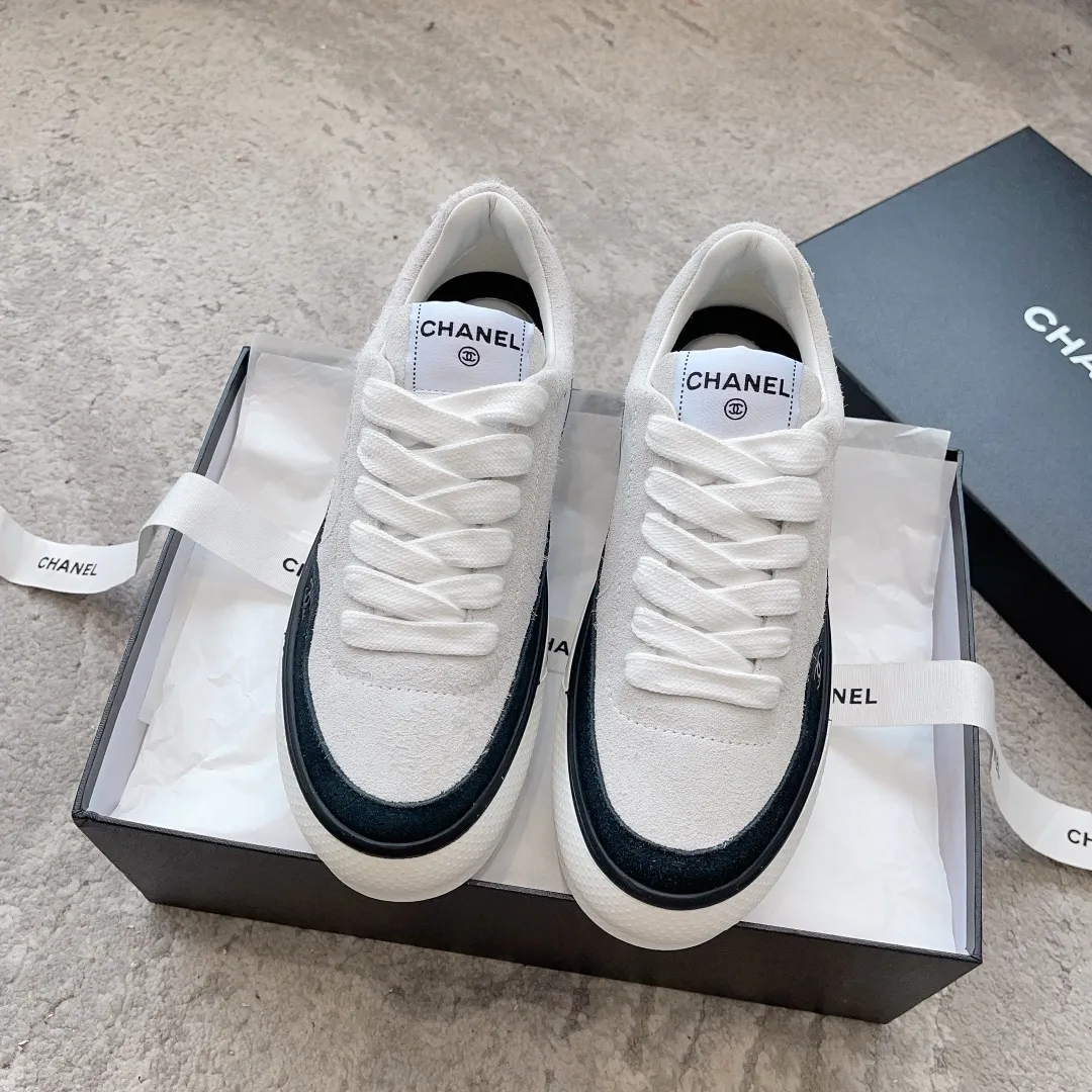 👟👟Ex-factory price 520👟👟 Chanel 23b new panda shoes C's new casual white shoes sneakers There is a reason why these shoes are so popular 🔥 They are so comfortable. They are a shoe that coexists with comfort, beauty and versatility. You can easily walk ten thousand or twenty thousand steps without any pressure. The original development last shape is delicate and stylish, and you are not afraid of wide feet. It will not make your feet fat, and it looks good and comfortable on your feet! It feels very light on the feet! Comfortable and breathable! Super whitening‼ ️It’s really a perfect match. Upper: first-layer cowhide/➕sheepskin lining. Exclusive 1:1 original customization [different from market currency‼ ️】The foot pads are made of imported mixed sheepskin, which is breathable and comfortable! ✔ T👟👟Ex-factory price U outsole exclusive original development private model! Differentiating the market rubber outsole‼ ️✔ Size: 35-39 (40 orders cannot be returned or exchanged)